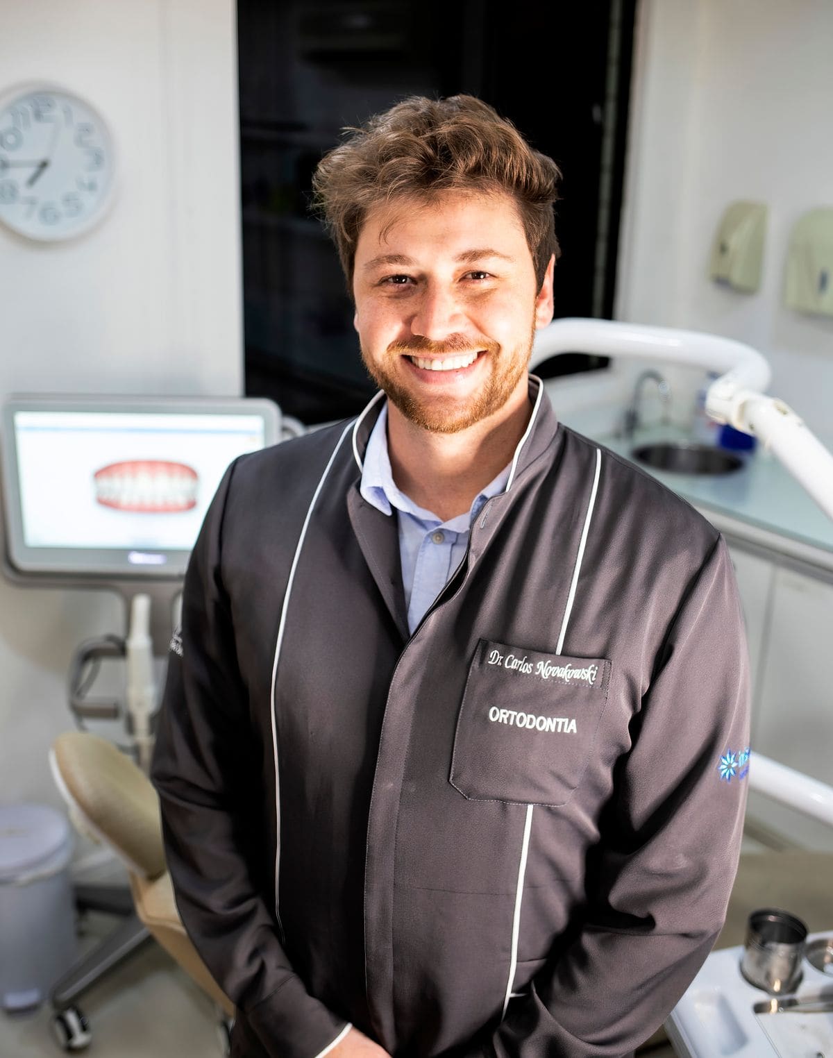 Klinikte gülümseyen erkek diş hekimi (temsilî görsel)